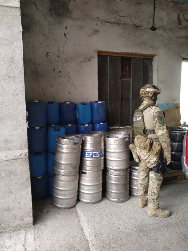 В Бессарабии пограничники выявили подпольный цех по изготовлению "палёнки" - изъято 12 т суррогатного алкоголя