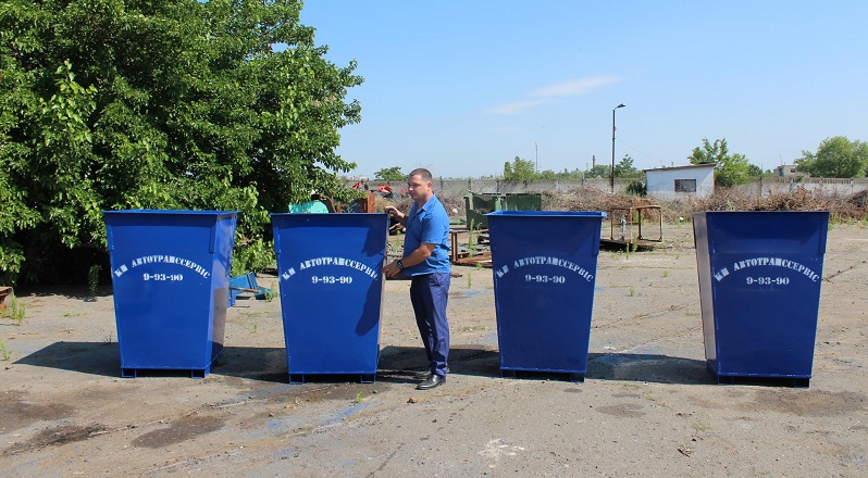 В Белгороде-Днестровском устанавливают новые мусорные контейнеры собственного производства