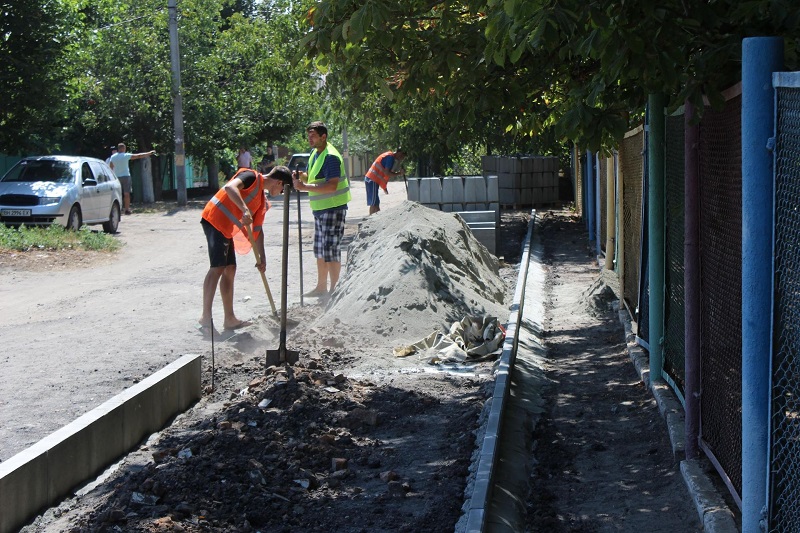 Реализация проектов Бюджета участия: в Аккермане проводят капитальный ремонт тротуара возле одной из школ