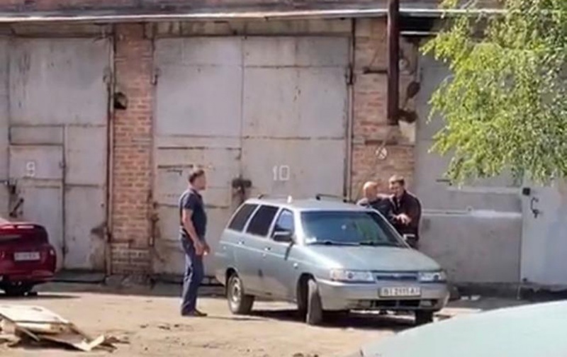 В Полтаве автоугонщик с гранатой взял в заложники полицейского - преступнику дали автомобиль