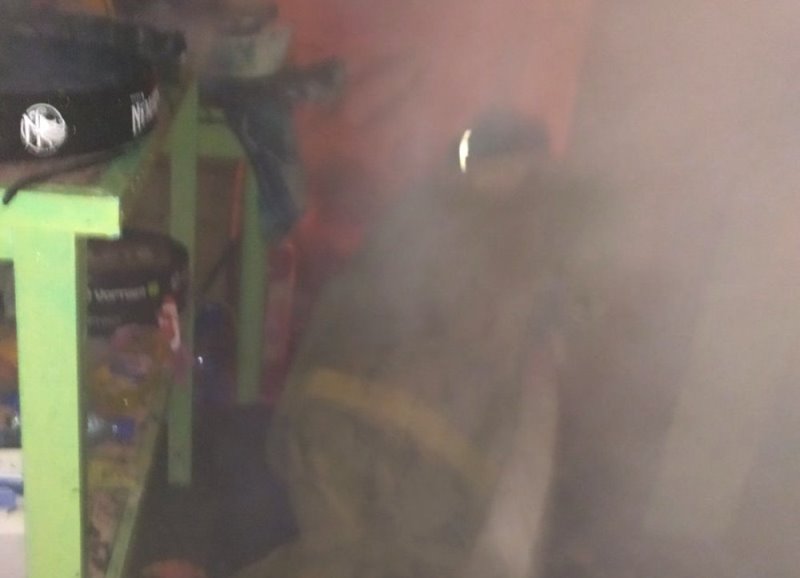 В курортном Приморском произошел масштабный пожар - загорелась кухня местного кафе и огонь перекинулся на рынок