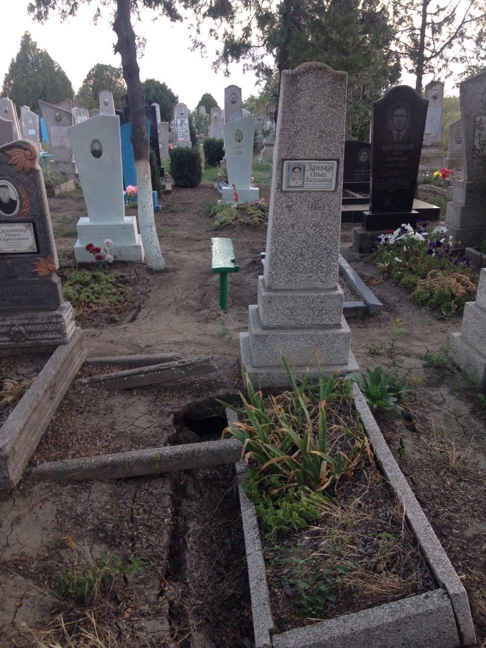 Килийские коммунальщики завозят на кладбища города грунт для подсыпки просевших в результате непогоды могил