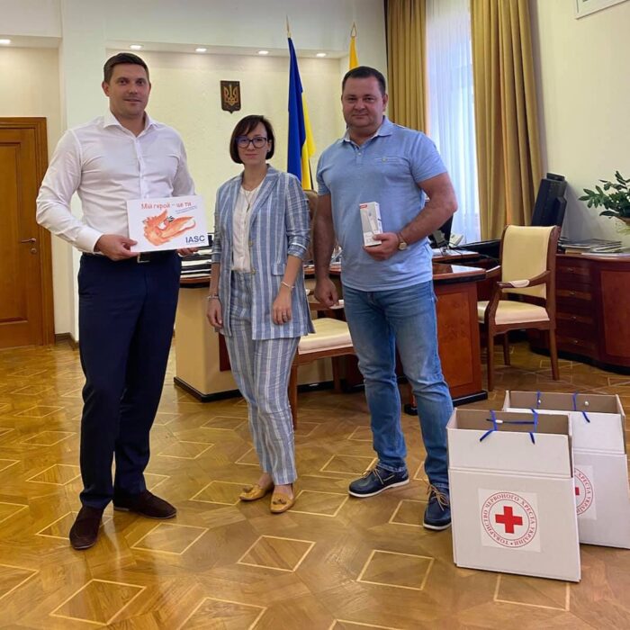 Красный Крест передал школам Одесской области высокоточные бесконтактные термометры