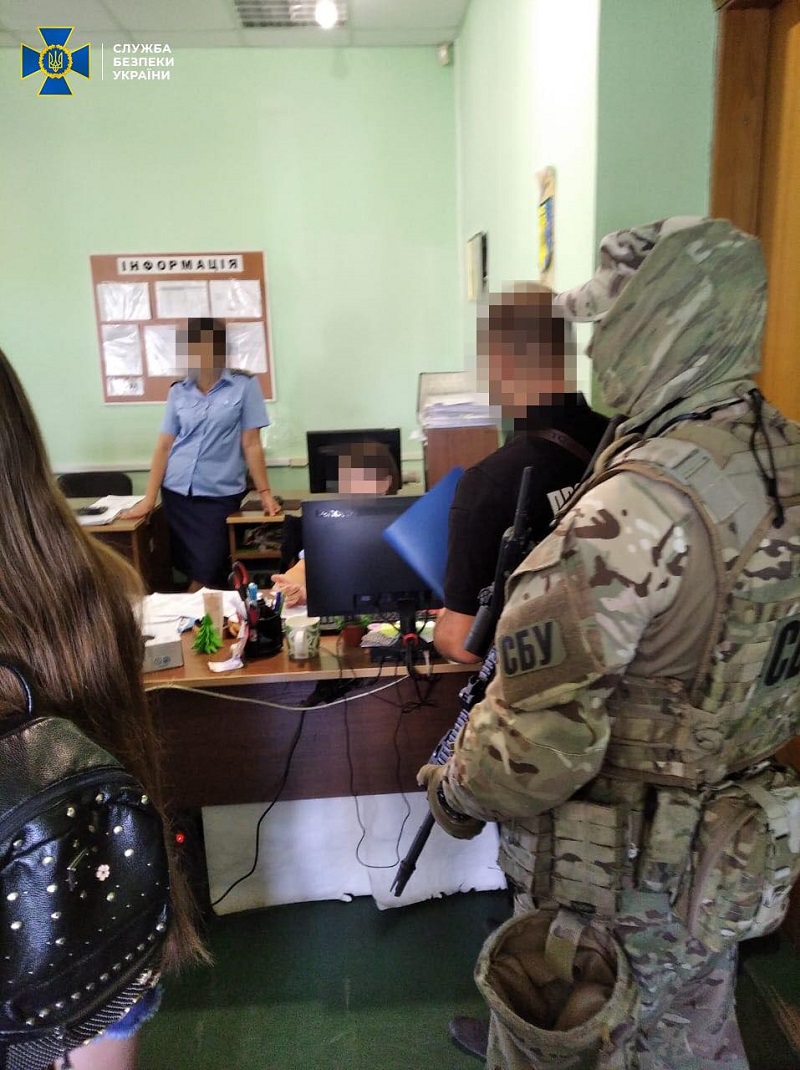 От 100 до 400 долларов за машину: в Одессе задержали таможенников, которые "зарабатывали" на растаможке авто