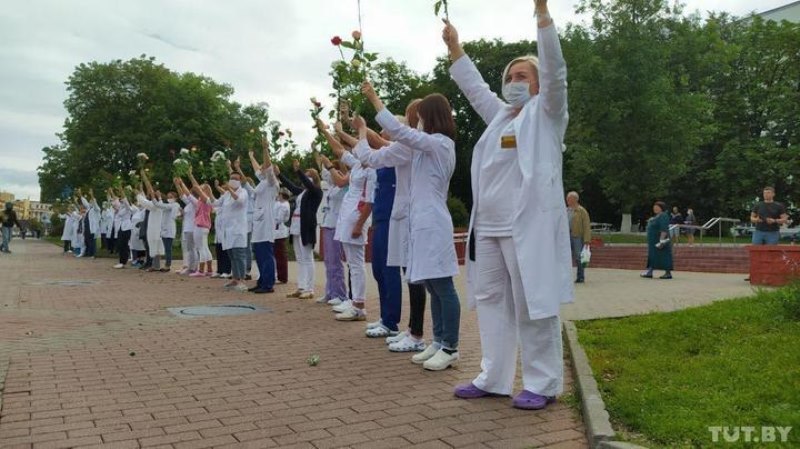 Ситуация в Беларуси: люди выходят на цепи солидарности и бастуют на заводах, к акциям присоединились медики