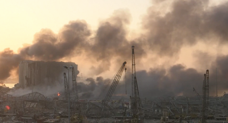 В Бейруте прогремел мощнейший взрыв: "вздрогнул" весь город, есть жертвы и сотни раненых