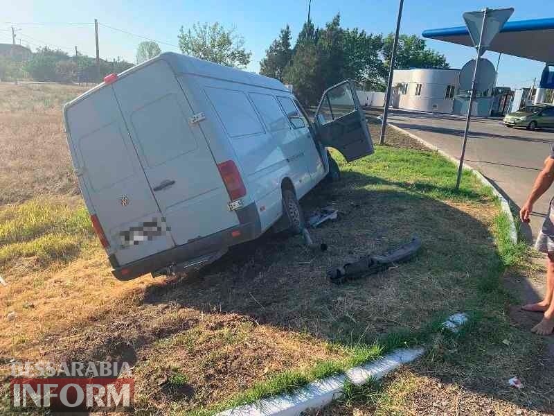 Неудачный обгон: в Сафьянах микроавтобус Volkswagen столкнул с трассы легковушку