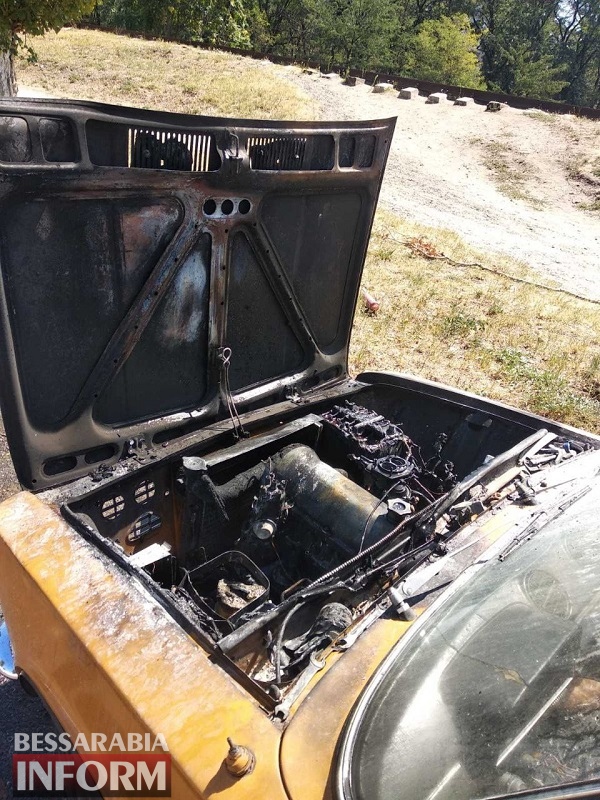 В Аккермане на ходу загорелся "Жигуль". Водителя-пенсионера спасло неравнодушие автомобилей