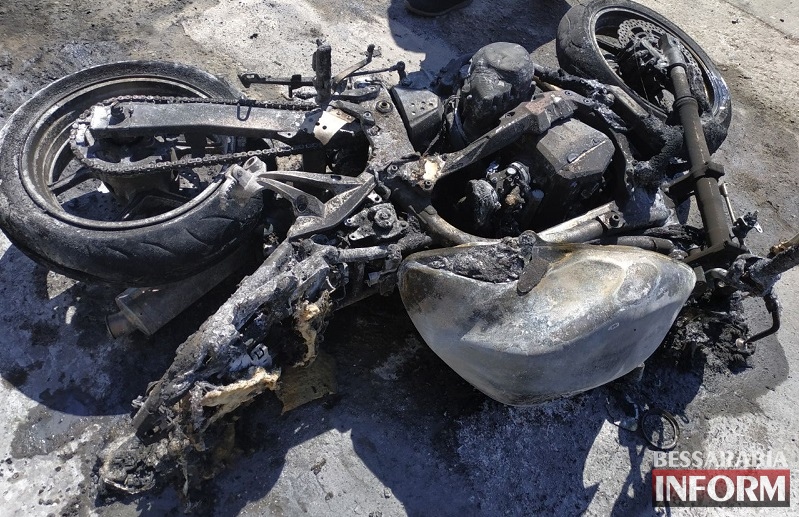 Под Аккерманом из-за ДТП сгорел мотоцикл. Его водитель не справился с управлением и врезался в здание горевшего недавно СТО