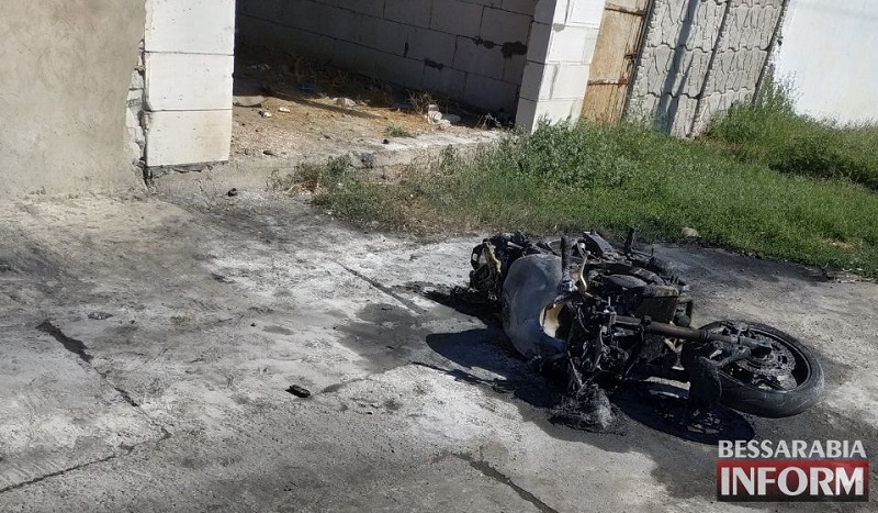 Под Аккерманом из-за ДТП сгорел мотоцикл. Его водитель не справился с управлением и врезался в горевший недавно СТО.