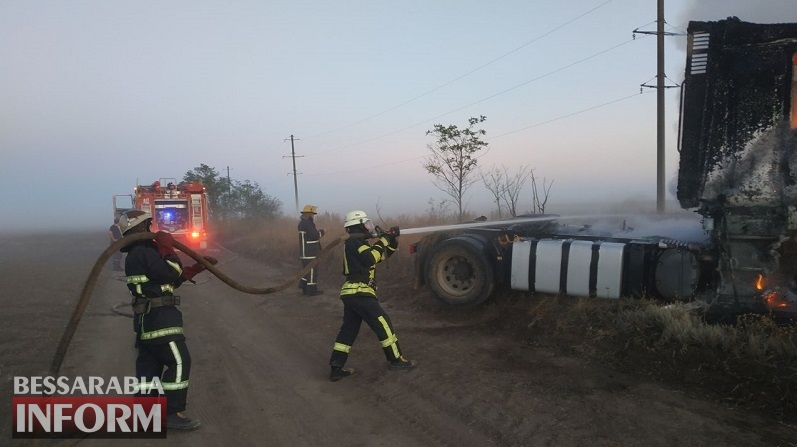 В Белгород-Днестровском районе неизвестные сожгли фуру на иностранных номерах: открыто уголовное производство