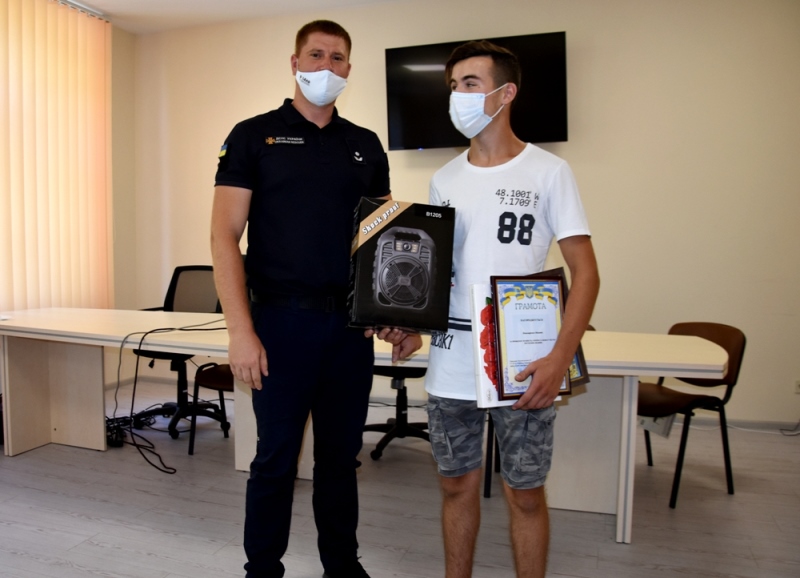 В Одесской области наградили грамотой и ценным подарком 15-летнего подростка.