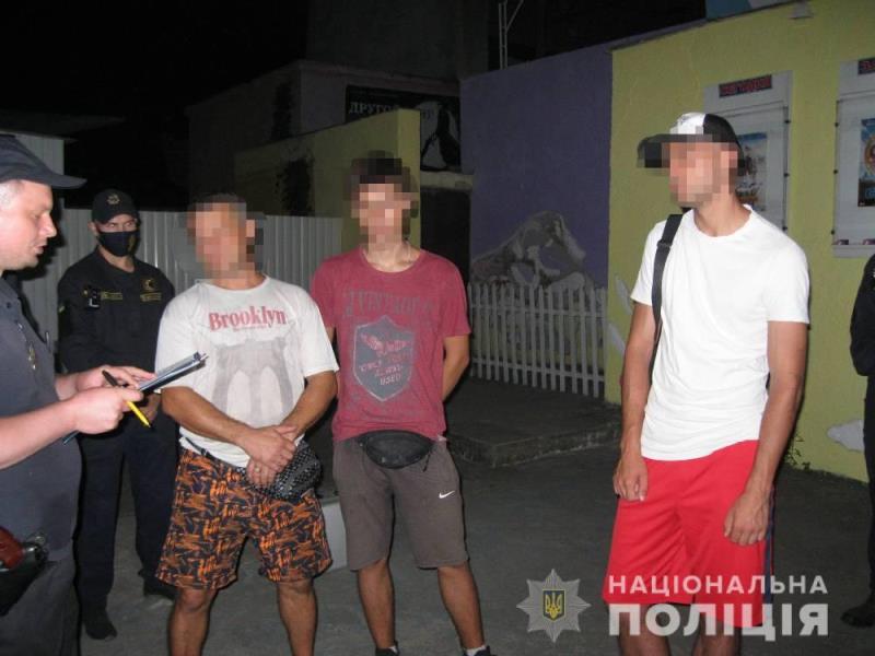 Полиция задержала трех парней, приехавших на отдых в Затоку с кастетами, дубинкой и наркотиками