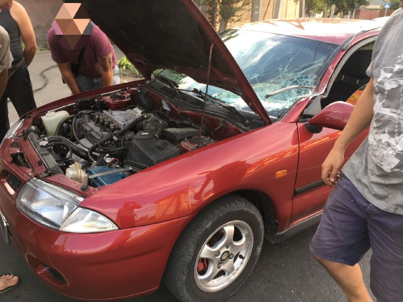 В Измаиле автовышка, пытаясь избежать столкновения с Mitsubishi, завалила на него столб