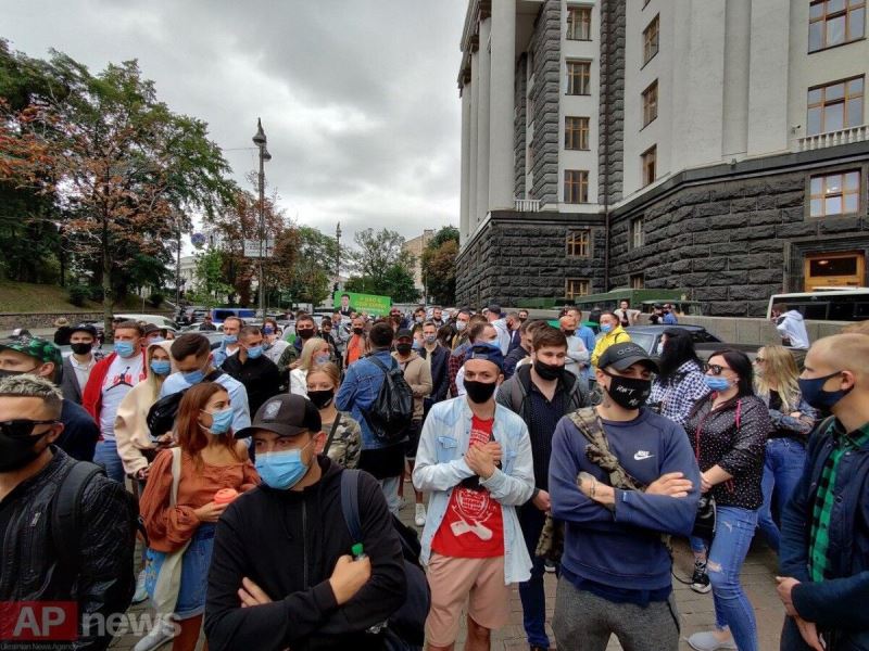 “Мы на коленях уже 9 месяцев”: представители турбизнеса под Кабмином требуют пустить иностранцев в Украину