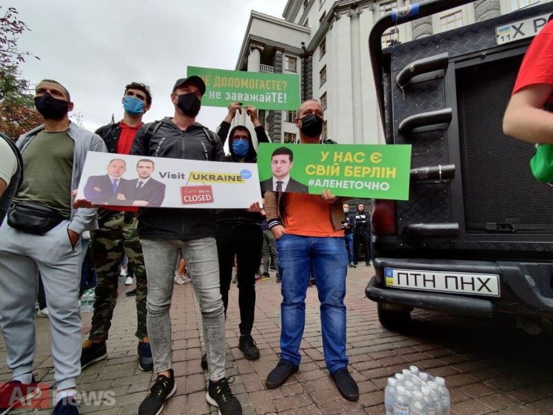 “Мы на коленях уже 9 месяцев”: представители турбизнеса под Кабмином требуют пустить иностранцев в Украину