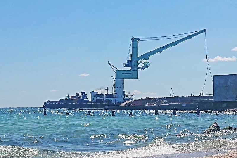 В Одессе танкер «Делфи» продолжают активно готовить к подъему: из трюмов удаляют песок, с морского дна убирают валуны