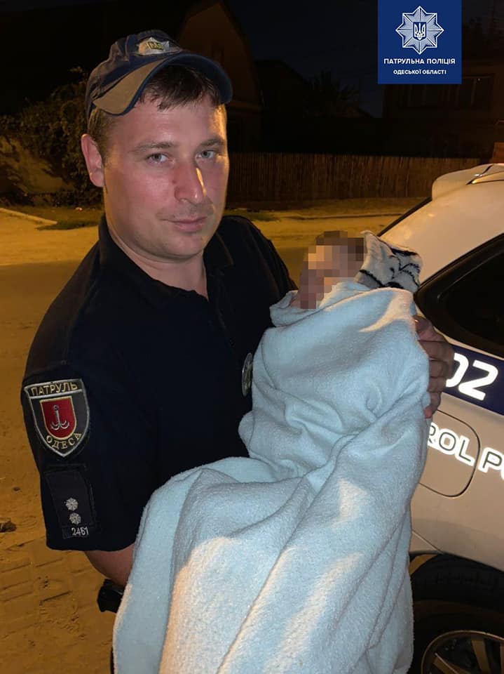 Один дома: патрульные Одесской области спасли трехлетнего ребенка, которого горе-мать оставила одного на несколько дней
