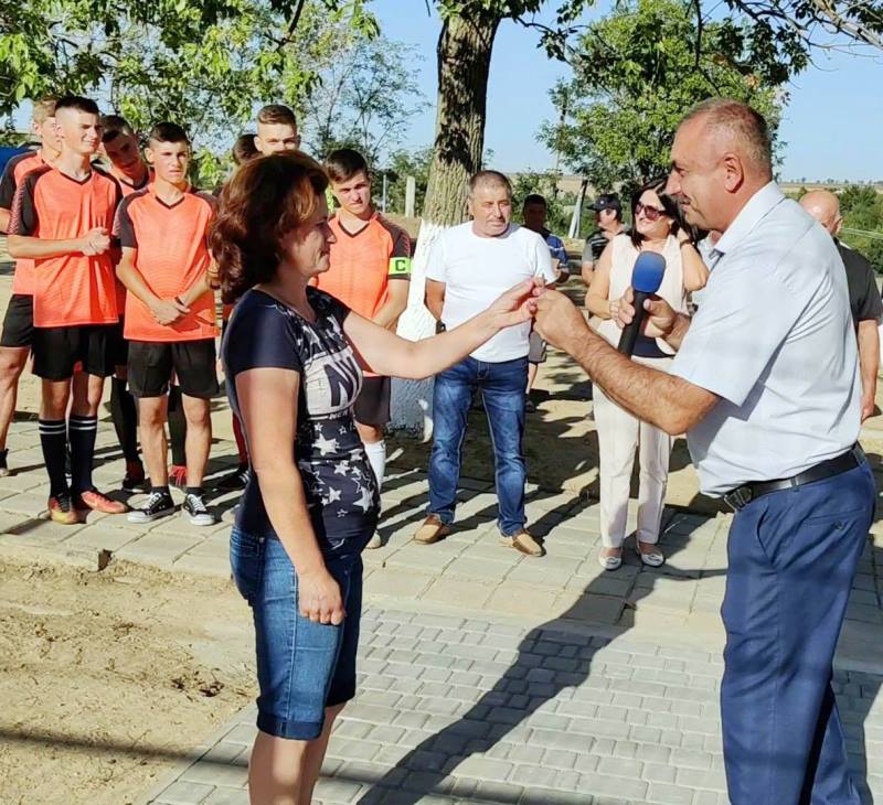 Болградский р-н: в селе Новые Трояны открыли новую спортивную площадку