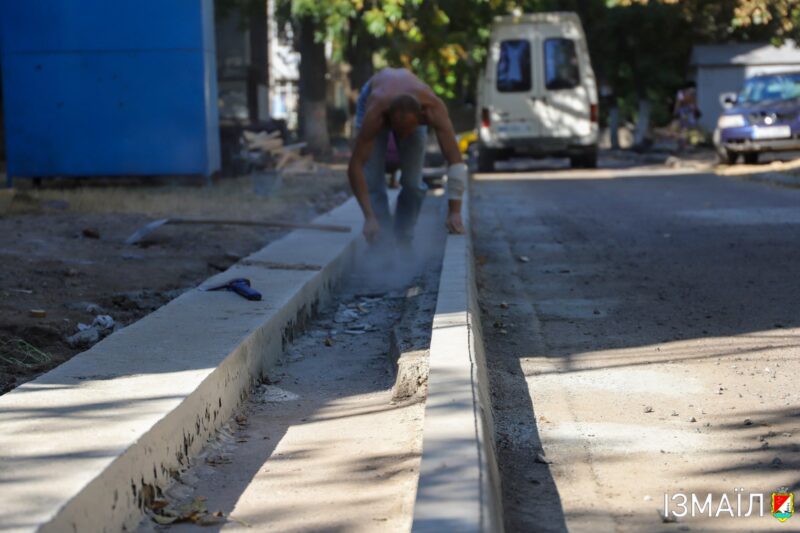 В Измаиле с началом осени не прекращаются работы по благоустройству дворов и тротуаров - фотоотчет