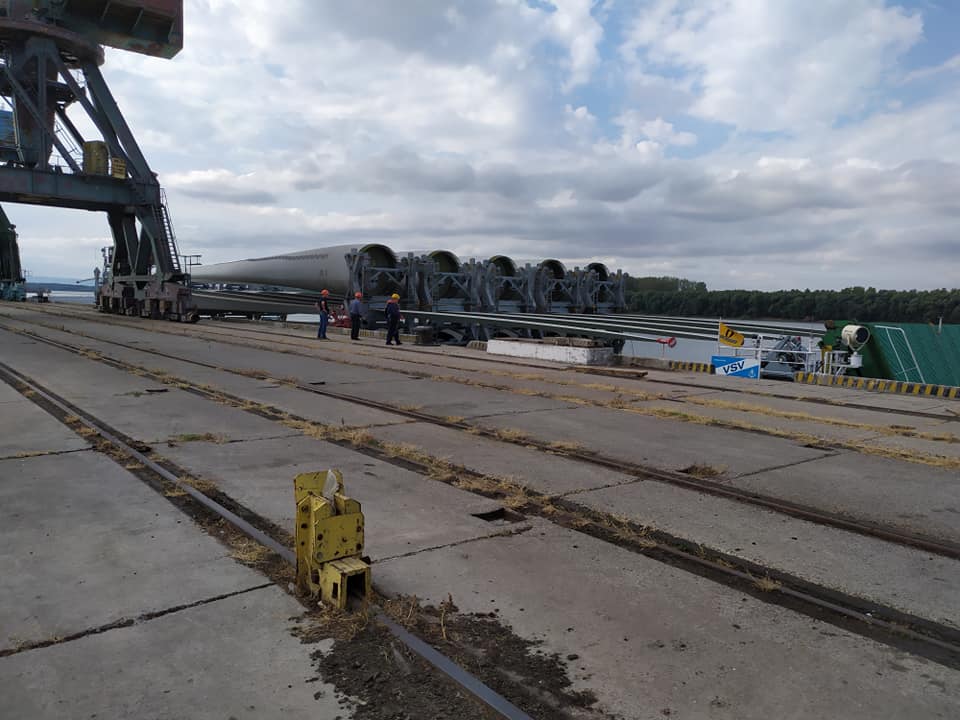 68 метров и 16 тонн каждая: Ренийский порт принял первую партию огромных лопастей для ветроэлектростанций