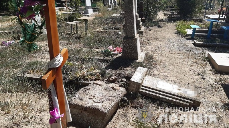 На одном из городских кладбищ Аккермана "охотники за металлом" разрушили несколько могил и украли с них крепления