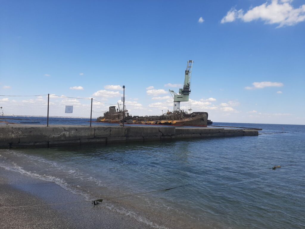 Злополучный танкер Delfi исчез с пляжа Одессы