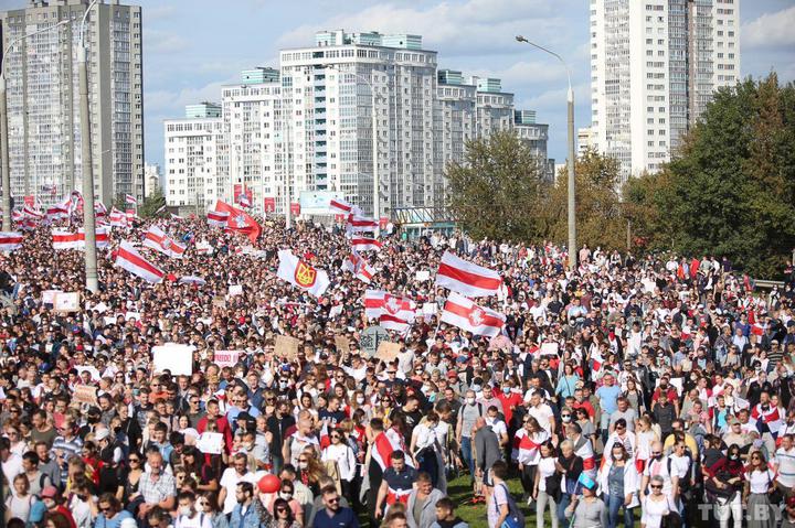 Народная толпа, задержания ОМОНа и водомёт. Что происходит сегодня в Беларуси?