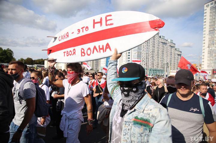 Народная толпа, задержания ОМОНа и водомёт. Что происходит сегодня в Беларуси?