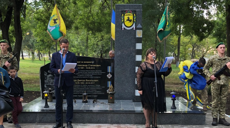 В Тарутино открыли памятник жителям района, погибшим на Донбассе
