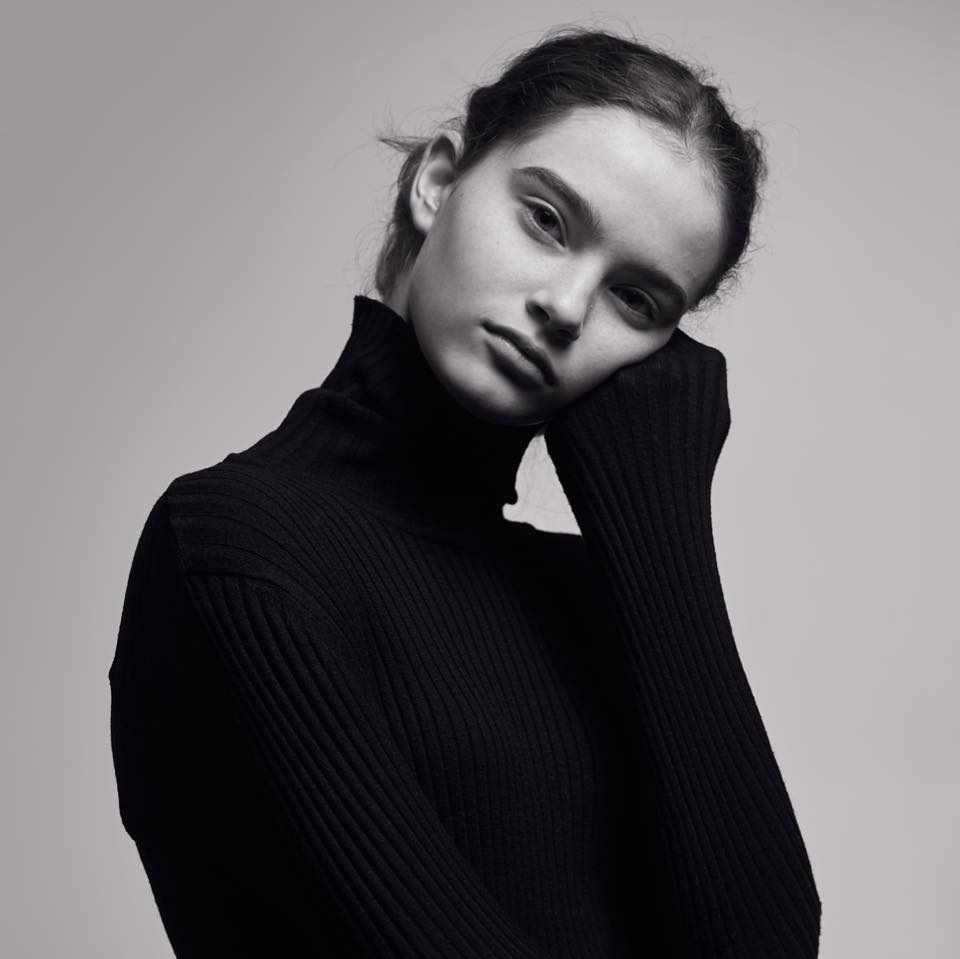17-летняя модель из Бессарабии представила Prada в Милане. На очереди - CHANEL, Louis Vuitton и Valentino