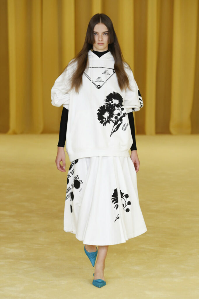 17-летняя модель из Бессарабии представила Prada в Милане. На очереди - CHANEL, Louis Vuitton и Valentino