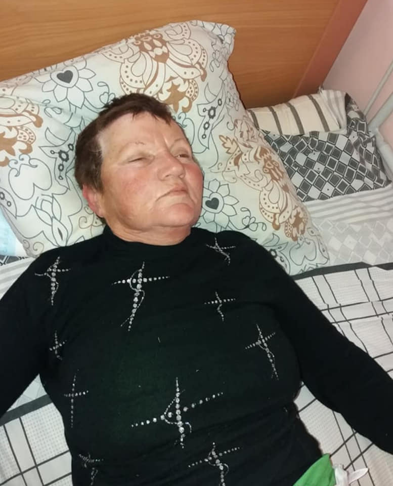 В Измаиле в больницу доставили женщину без сознания, у которой посреди улицы случился инсульт. Медики просят помочь найти родственников