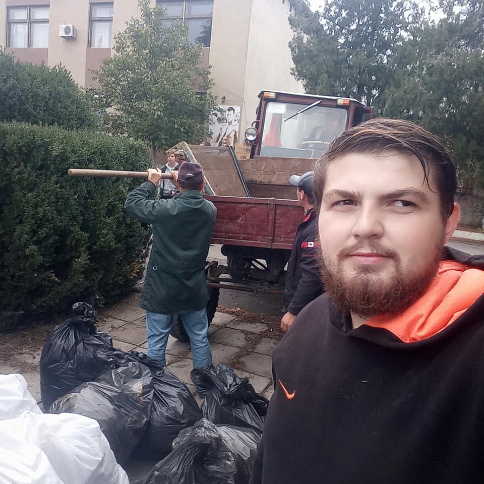 Захламленный парк в Татарбунарах убрала православная молодежь