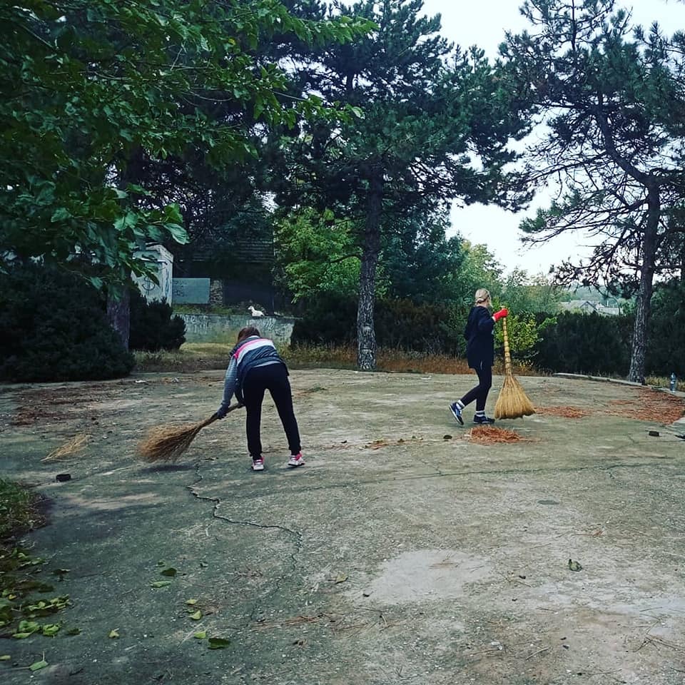 Захламленный парк в Татарбунарах убрала православная молодежь