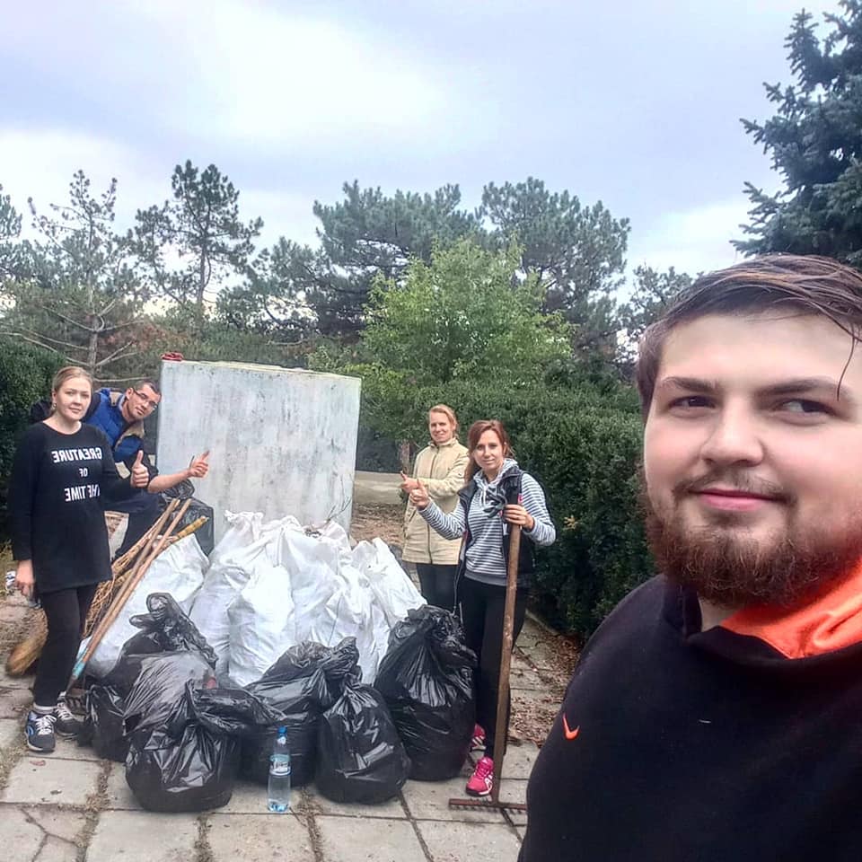 Захламленный парк в Татарбунарах убрала православная молодежь