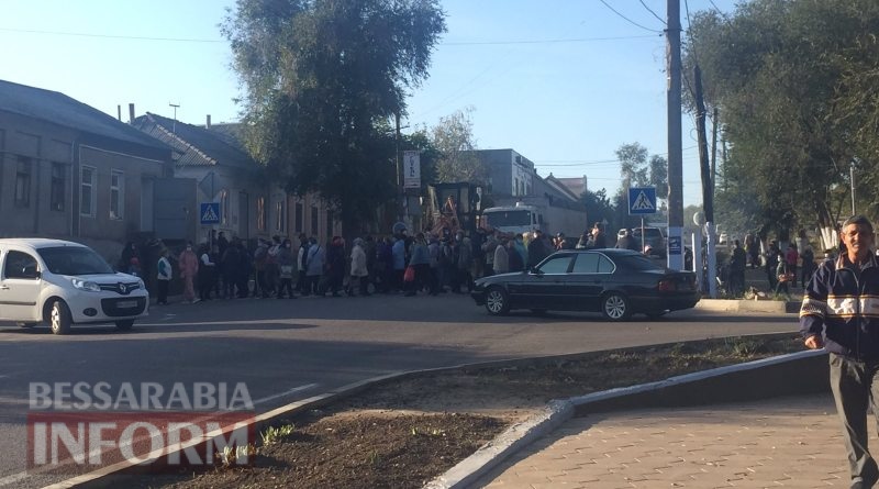 Трасса Одесса-Рени перекрыта: в Татарбунарах бастуют из-за закрытия рынка на карантин