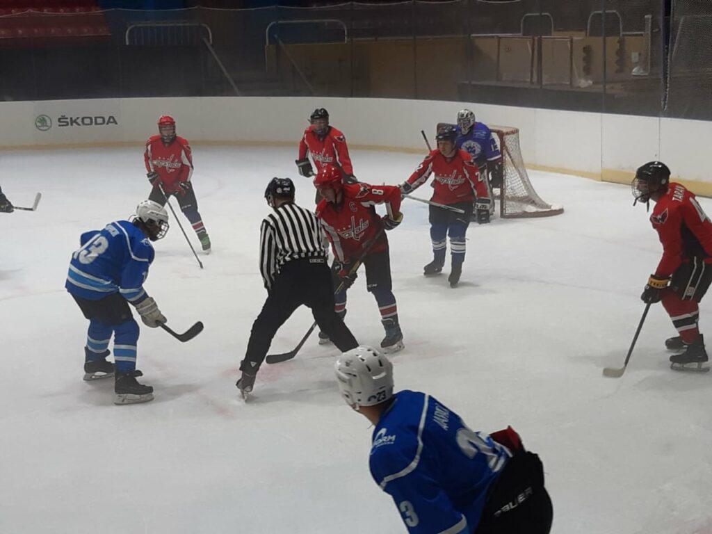 Хоккейный матч измаильчане провели на катке в Одессе, а дома тренируются на асфальте