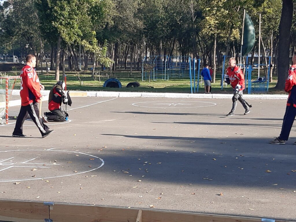 Хоккейный матч измаильчане провели на катке в Одессе, а дома тренируются на асфальте