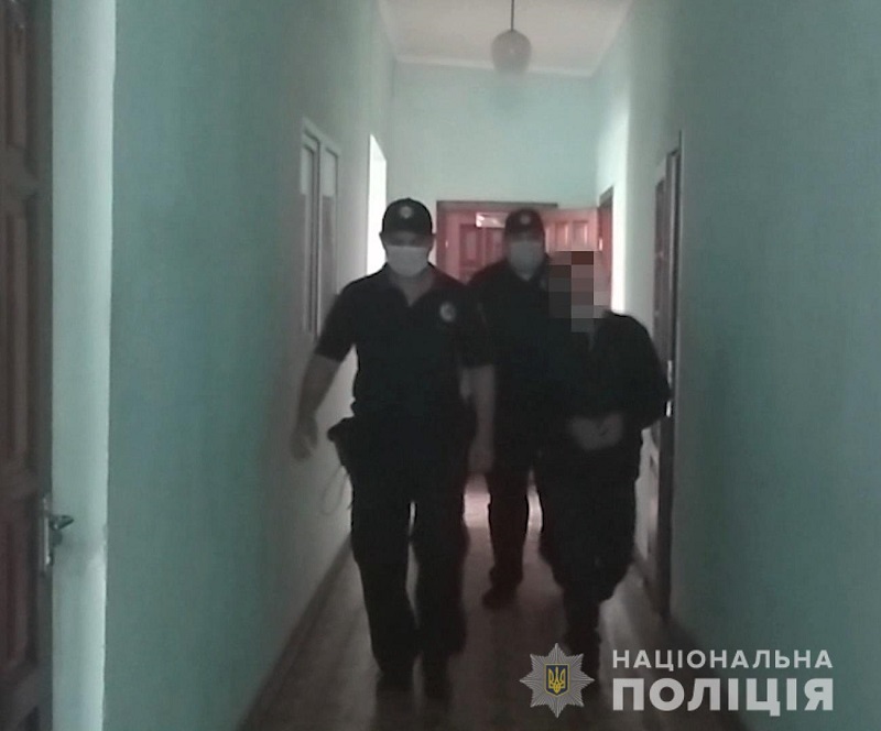 В Одесской области пьяный мужчина убил свою мать и пытался скрыться от полиции у родственников в Арцизском районе