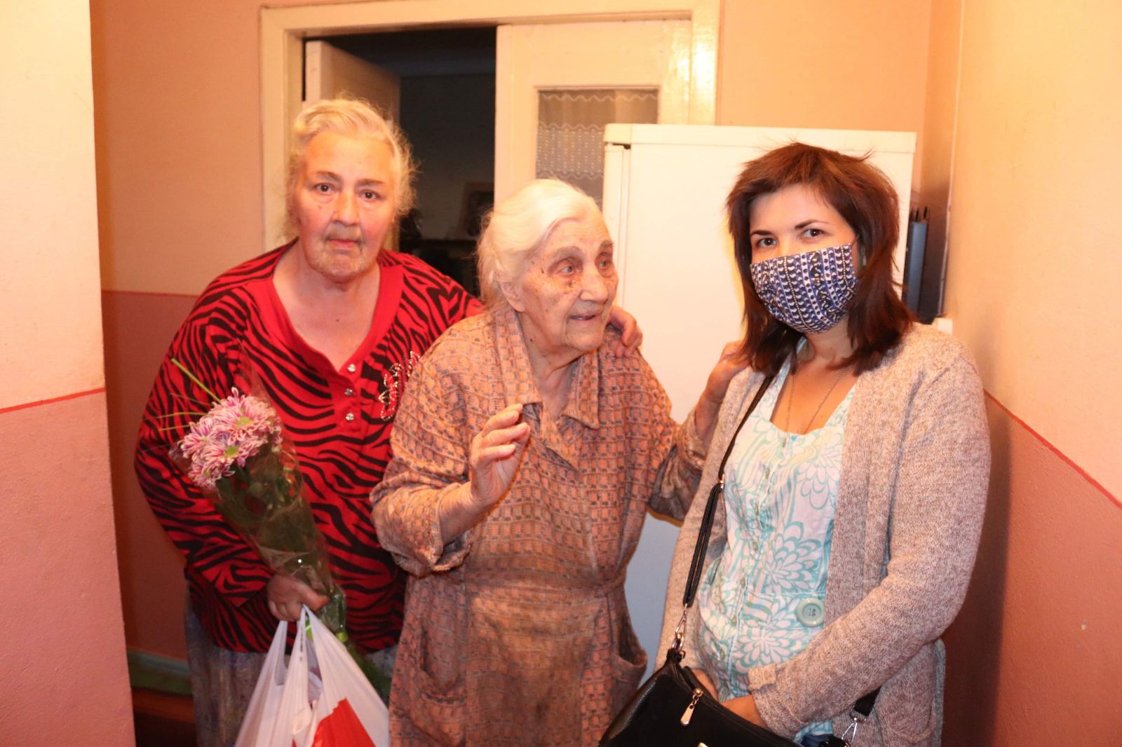 Международный день пожилых людей: в Измаиле первоклашки поздравили 90-летнюю учительницу 1-ой школы