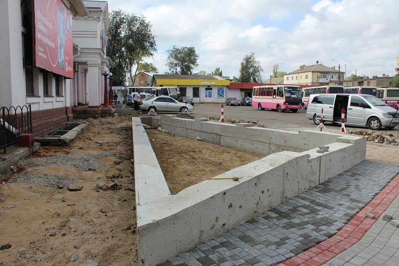 В Белгороде-Днестровском продолжается реконструкция привокзальной площади (фотофакт)