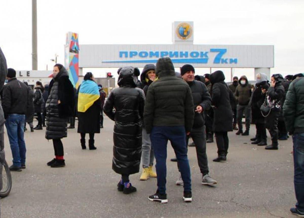 Сотрудники рынка "7-й км" перекрыли трассу Одесса-Белгород-Днестровский и объявили голодовку, протестуя против карантина выходного дня.