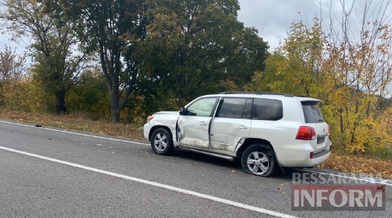 Опасный обгон: на трассе Одесса-Рени Hyundai протер по касательной Land Cruiser и отправил в кювет BMW