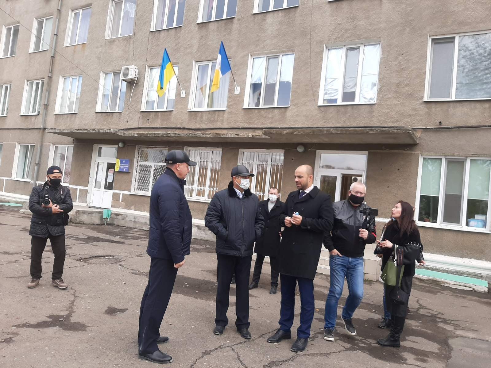 Что происходит в приемном отделении Измаильской горбольницы и когда сдадут долгострои: прибывшему из Одессы руководству ОГА показали объекты