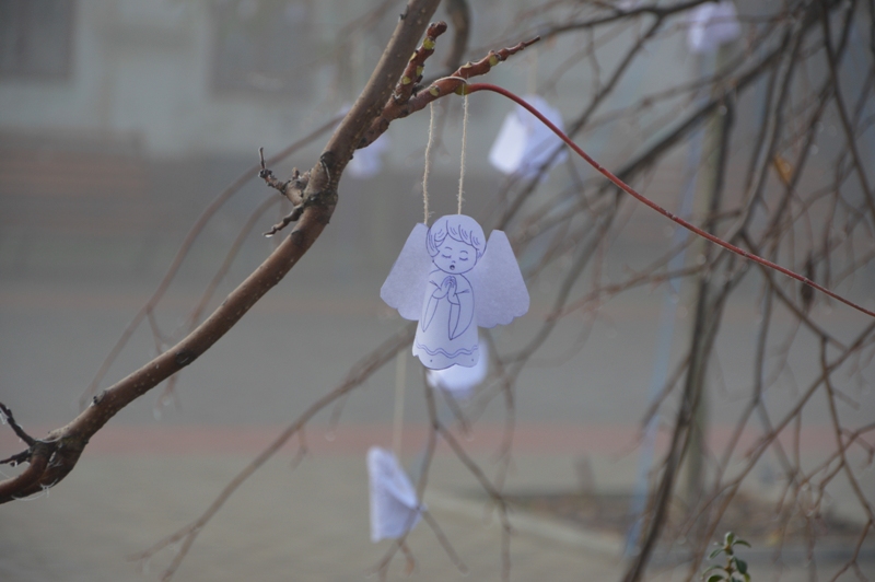 Бумажные ангелы и букеты из колосков: в Килии почтили память жертв Голодомора