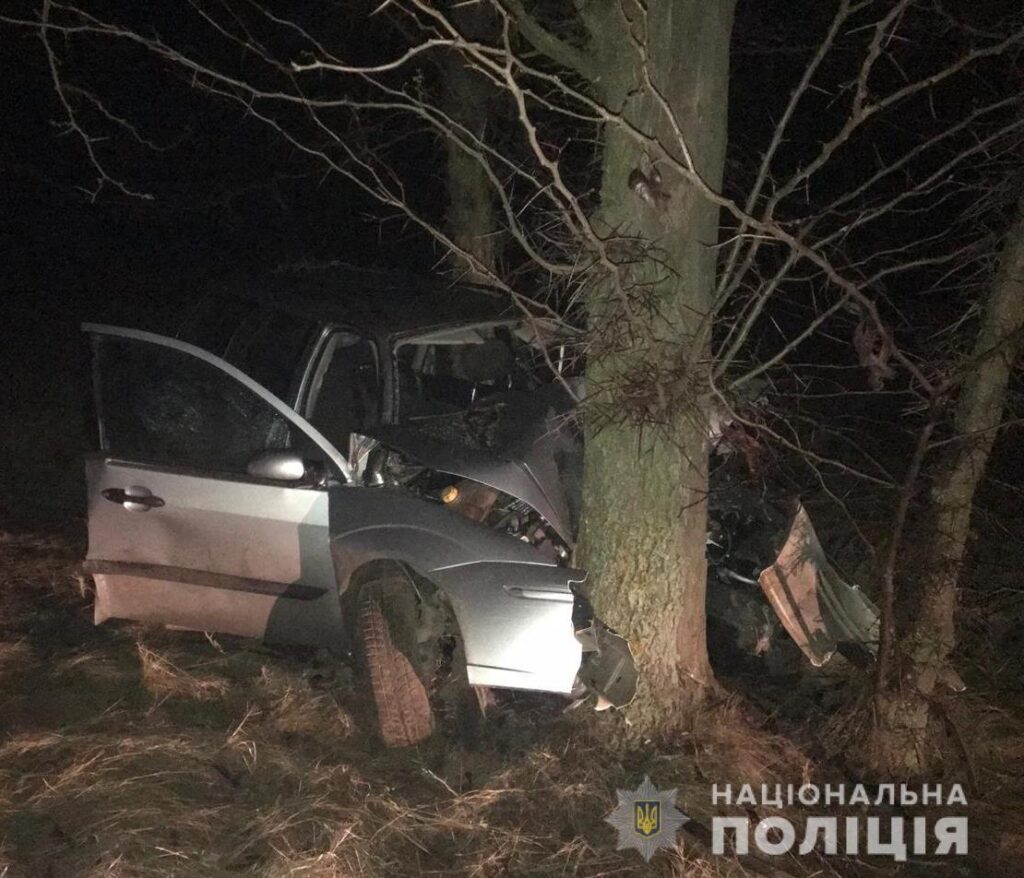 В Саратском районе Ford влетел в дерево: один человек погиб, трое пострадали