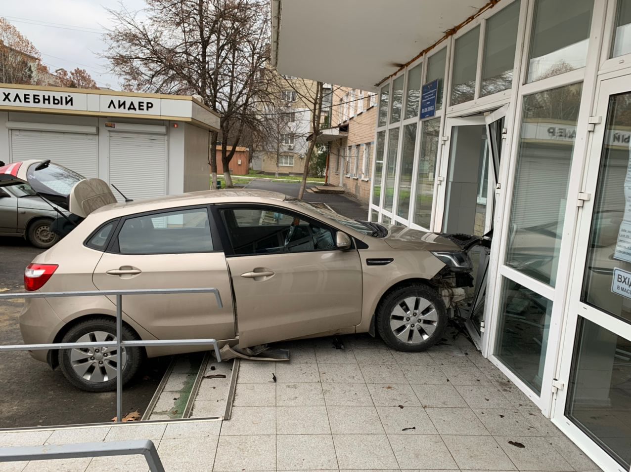 В Измаиле автоледи на KIA влетела в здание горполиклиники