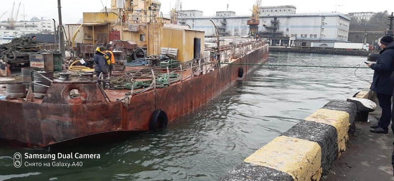 Терпящую бедствие баржу "МБ-2" отбуксировали в Одесский порт