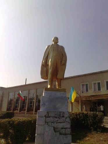 Не желают выделять деньги: власть и жители села Болградского района отказываются сносить последний в области памятник Ленину
